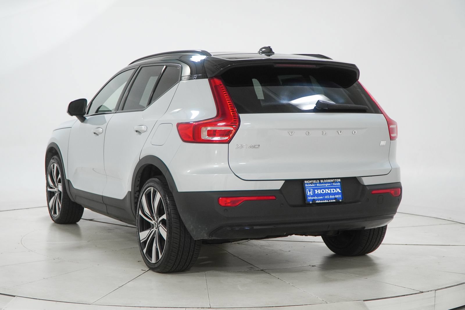 Used 2021 Volvo XC40 P8 Recharge w/ Advanced Package AWD/4WD image 7