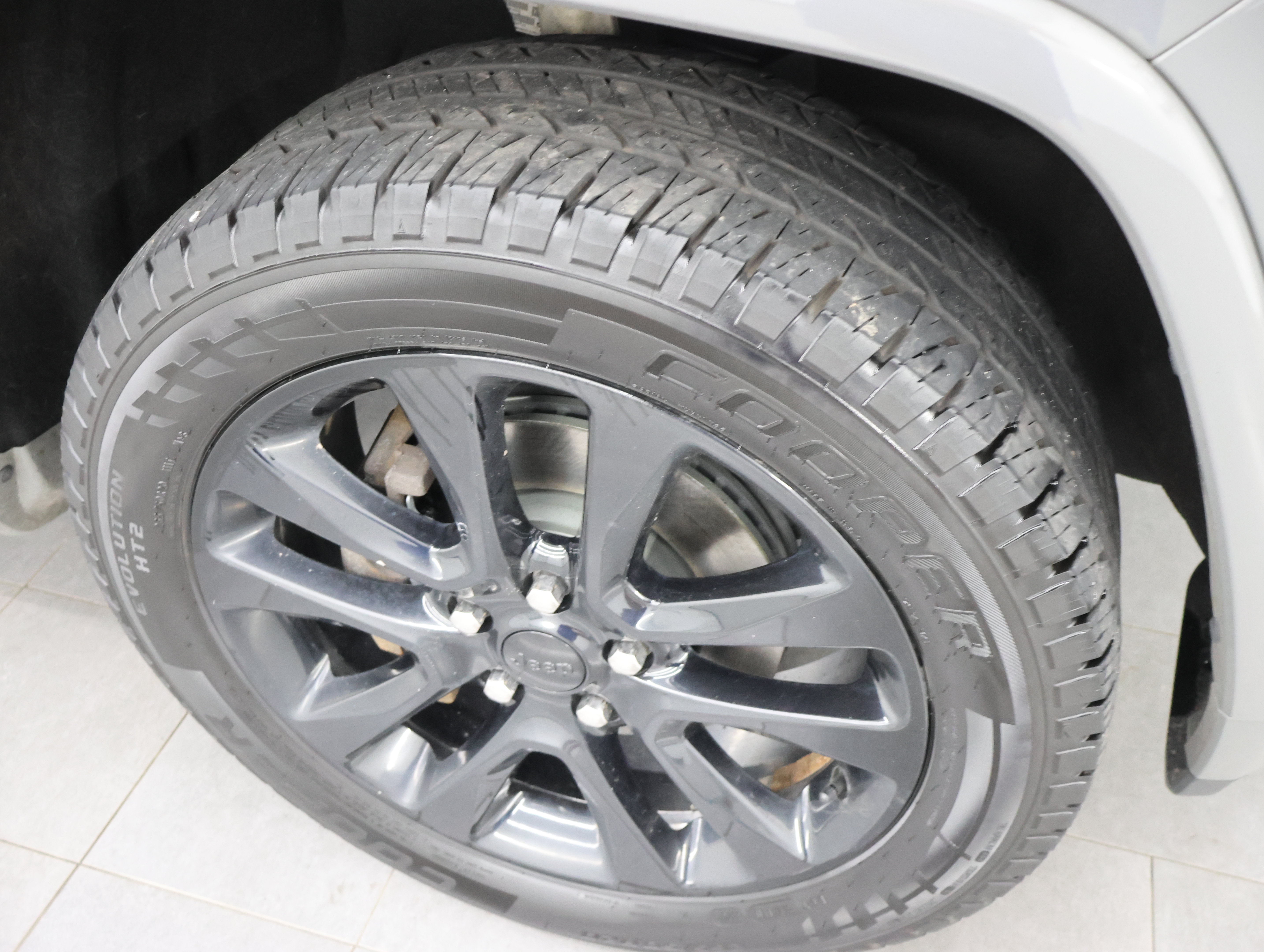 Used 2020 Jeep Grand Cherokee Altitude AWD/4WD image 3