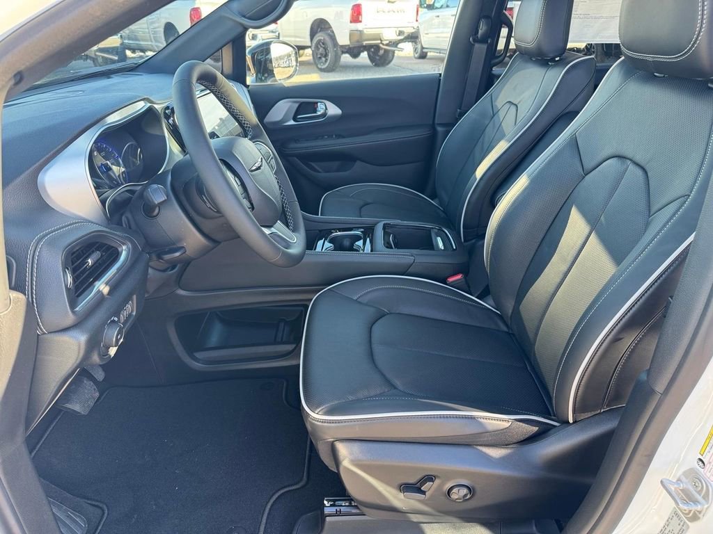 New 2026 Chrysler Pacifica Limited w/ Trailer Tow Group AWD/4WD image 10