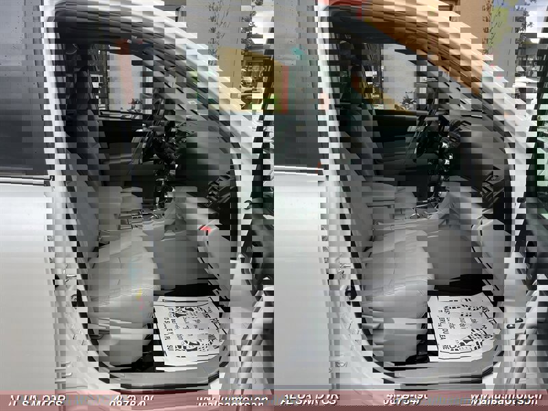 Used 2012 Toyota Highlander SE w/ Tow Pkg image 32