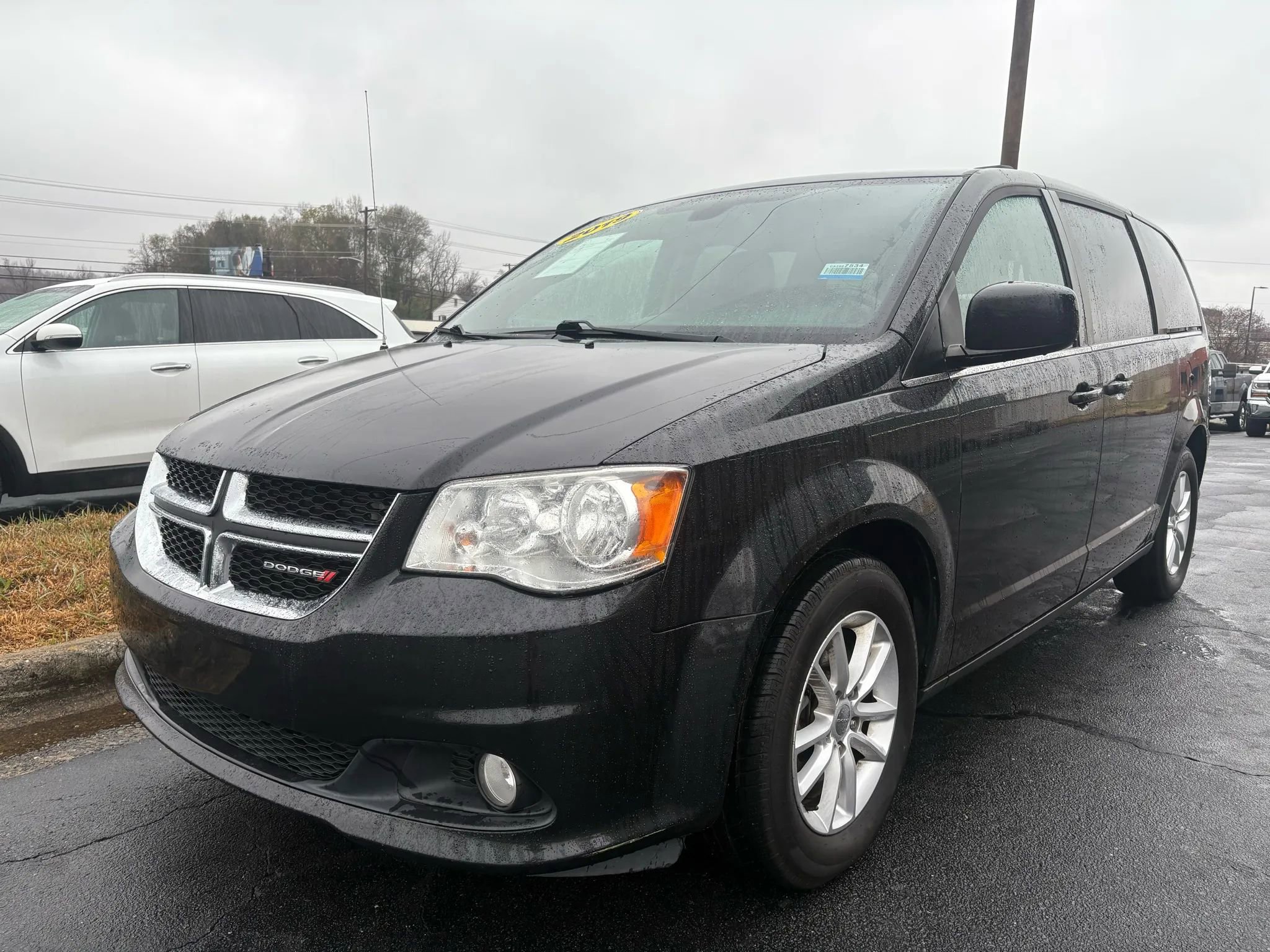 Used 2019 Dodge Grand Caravan SXT image 3
