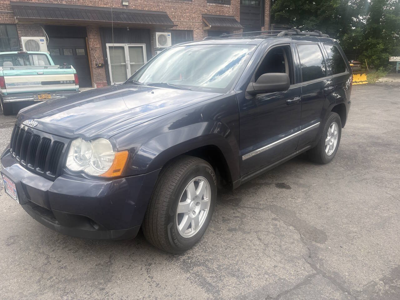 Used 2010 Jeep Grand Cherokee Laredo AWD/4WD image 5