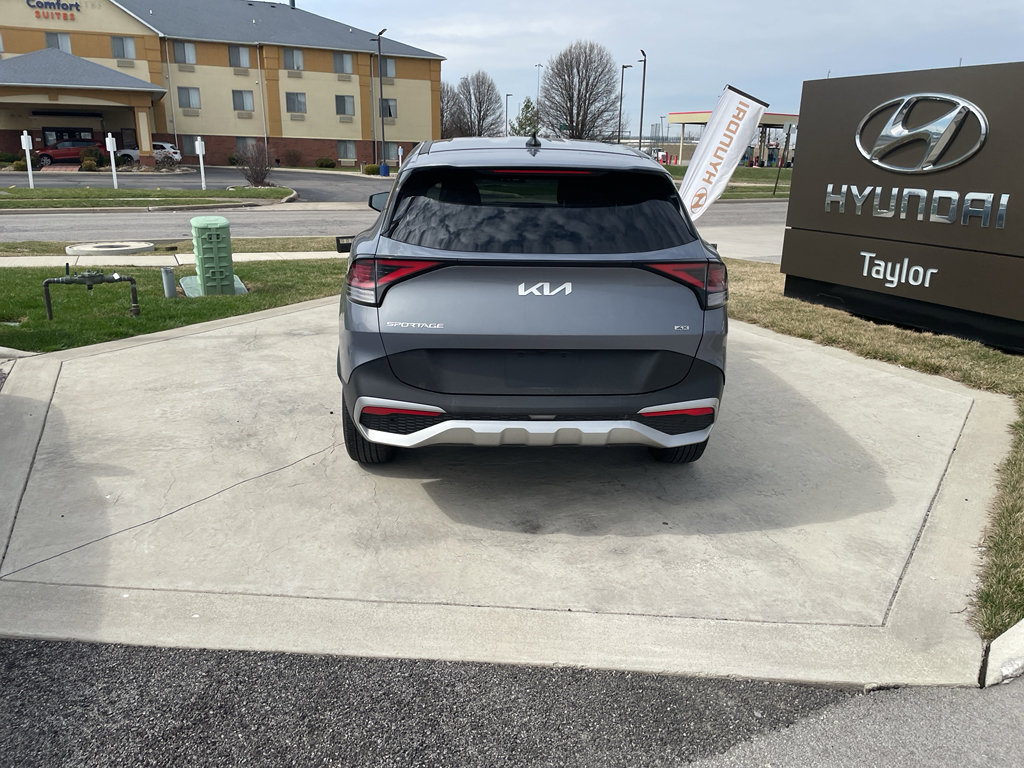 Used 2025 Kia Sportage LX image 4