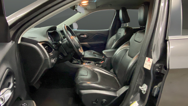 Used 2019 Jeep Cherokee Limited FWD image 10
