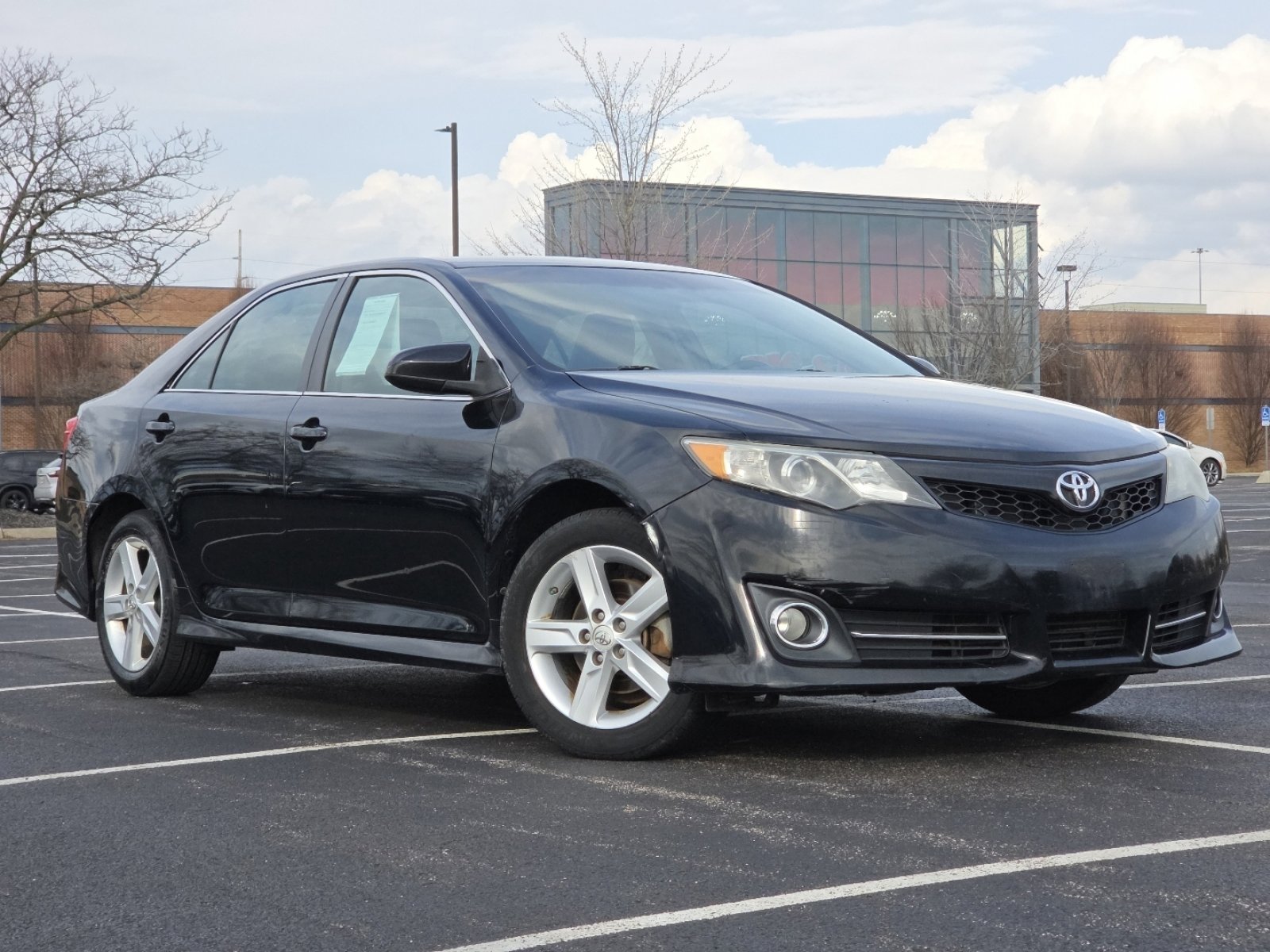 Used 2014 Toyota Camry SE image 2