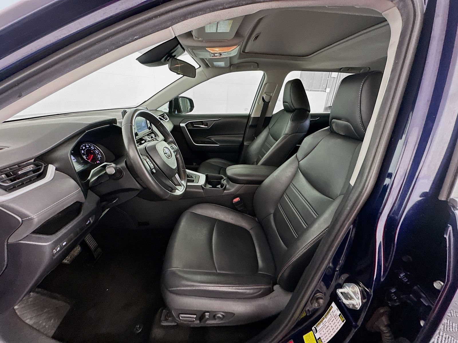 Used 2019 Toyota RAV4 XLE Premium FWD image 19