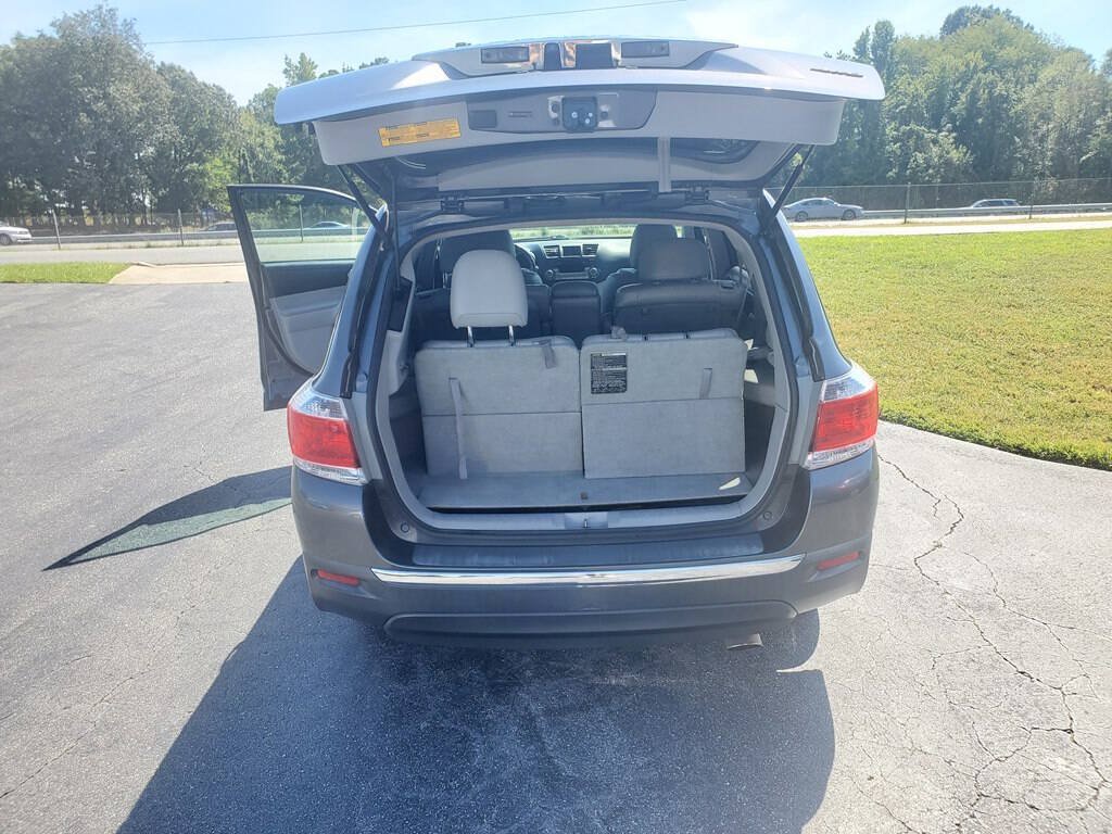 Used 2011 Toyota Highlander SE w/ Tow Pkg AWD/4WD image 12