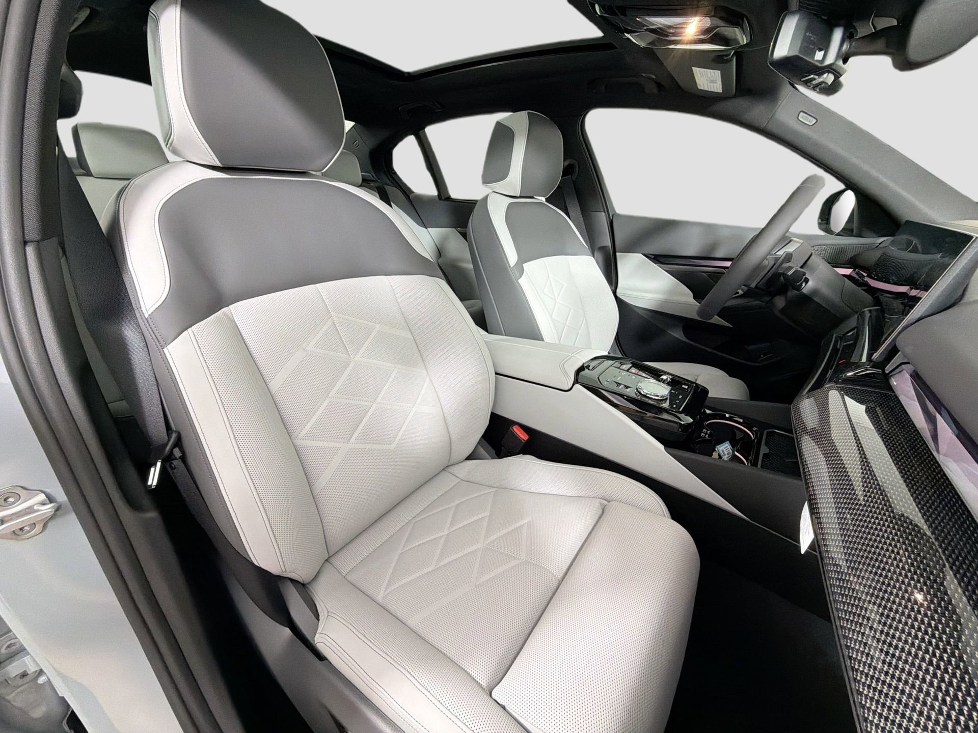 New 2026 BMW 550e xDrive image 29