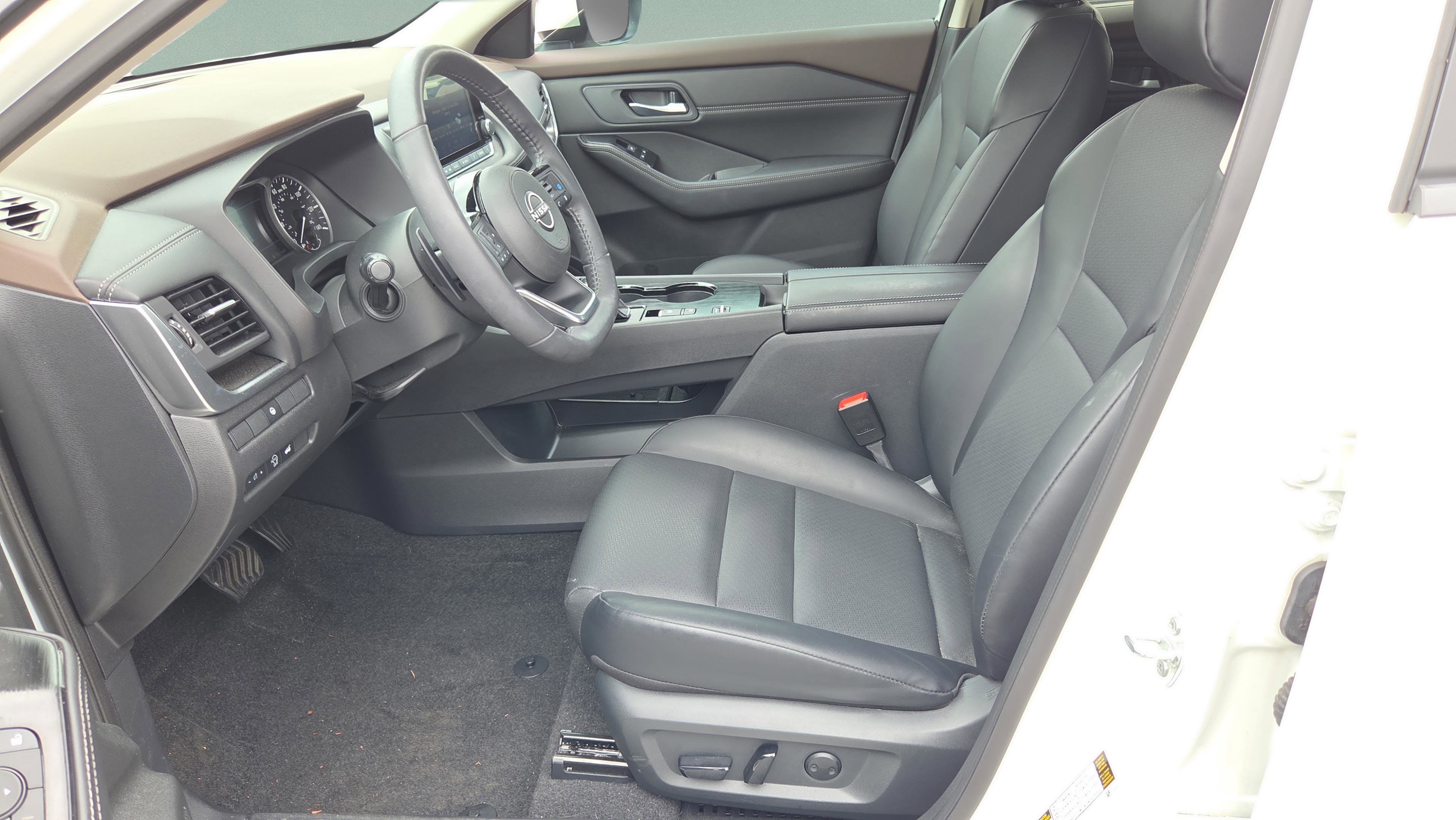 Used 2023 Nissan Rogue SV w/ SV Premium B Package image 9