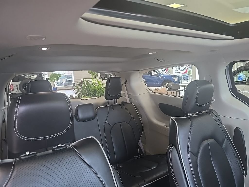 Used 2024 Chrysler Pacifica Limited FWD image 42
