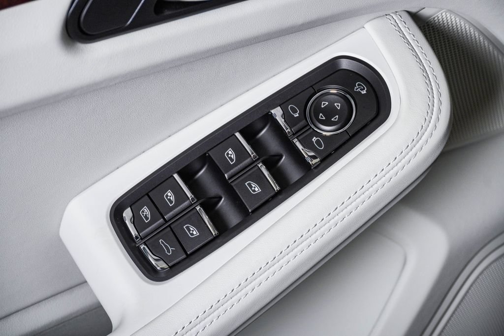Certified 2026 Porsche Macan AWD/4WD image 26