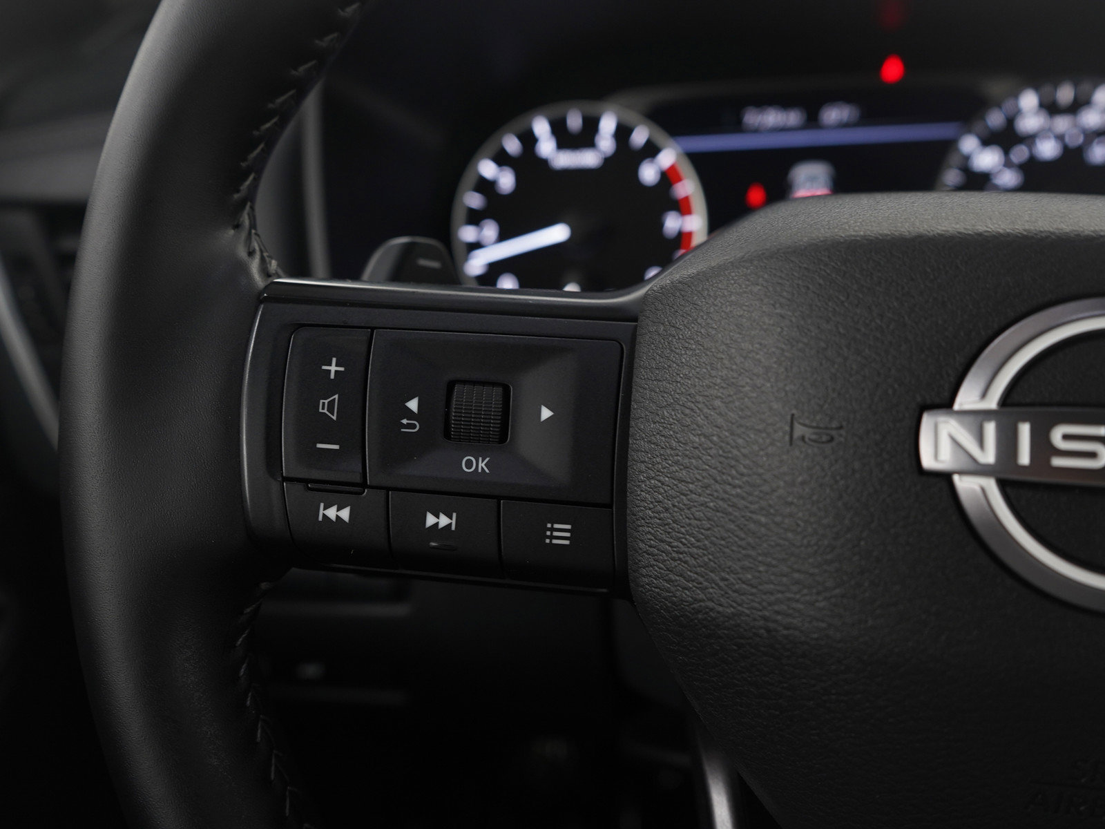 Used 2025 Nissan Rogue SV image 25