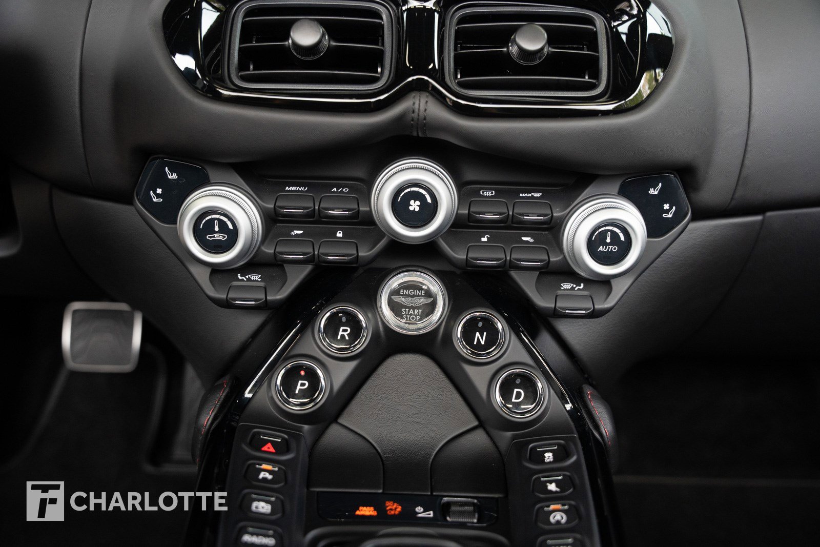 Used 2021 Aston Martin V8 Vantage Roadster image 29