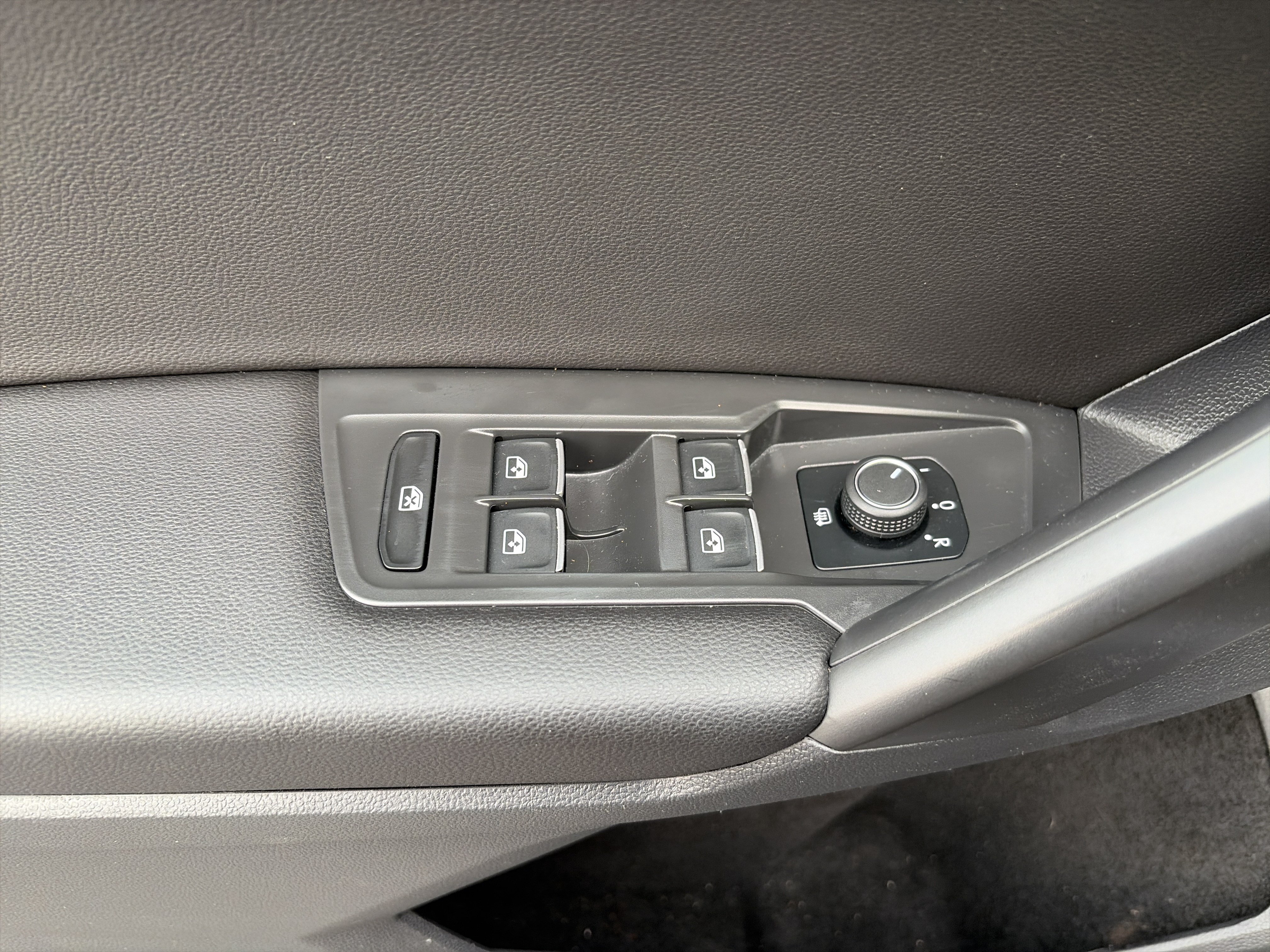 Used 2021 Volkswagen Tiguan SE w/ Panoramic Sunroof Package AWD/4WD image 16