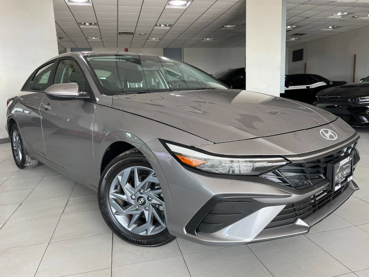 Used 2024 Hyundai Elantra SEL image 1