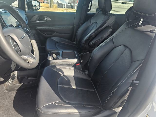 Used 2025 Chrysler Pacifica Select image 20