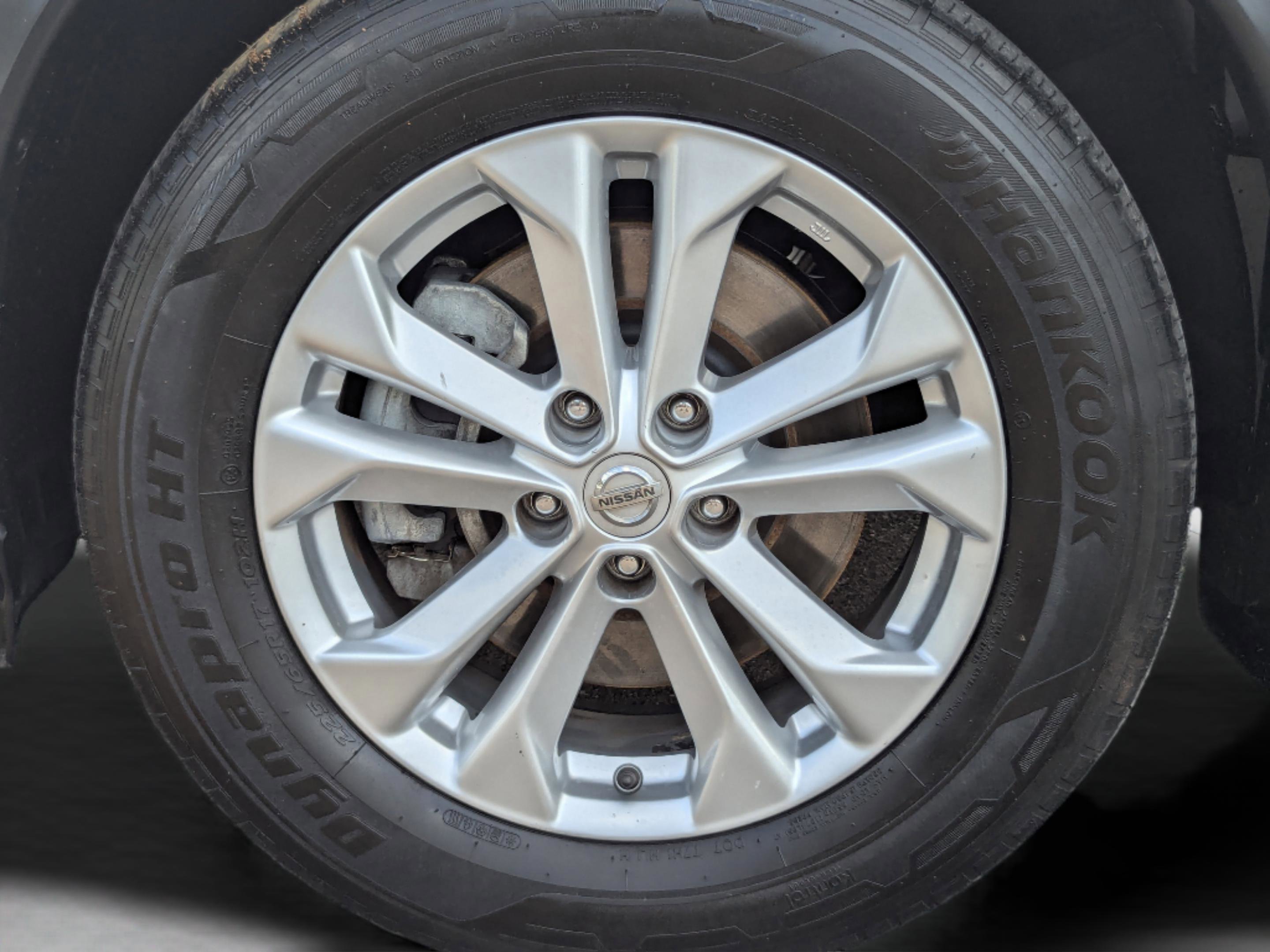 Used 2016 Nissan Rogue SV w/ SV Family Package image 38