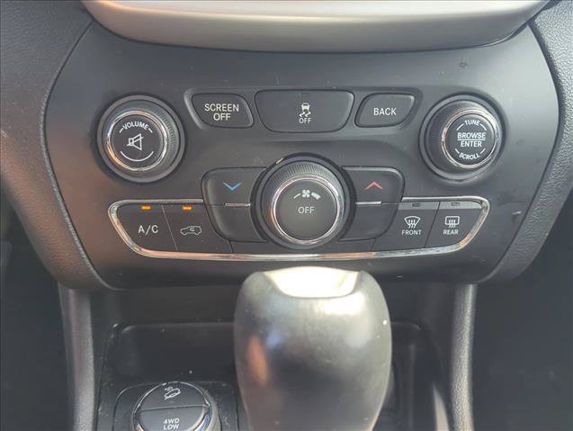 Used 2018 Jeep Cherokee Latitude Plus w/ Cold Weather Group AWD/4WD image 20