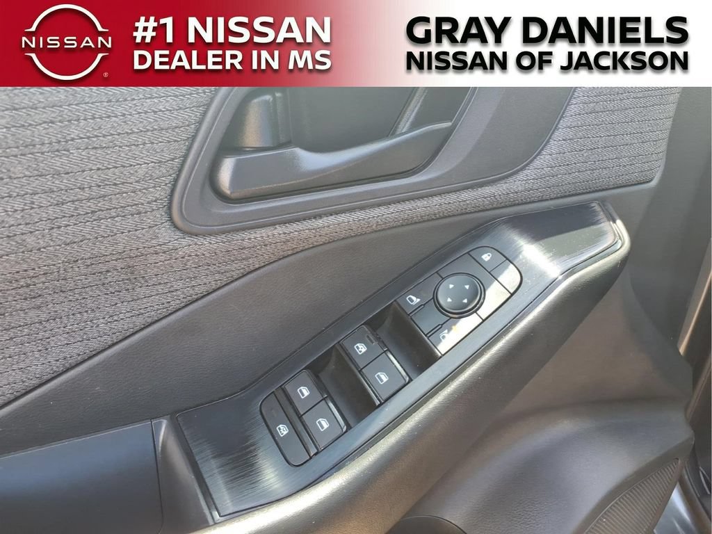 Used 2023 Nissan Rogue S AWD/4WD image 11