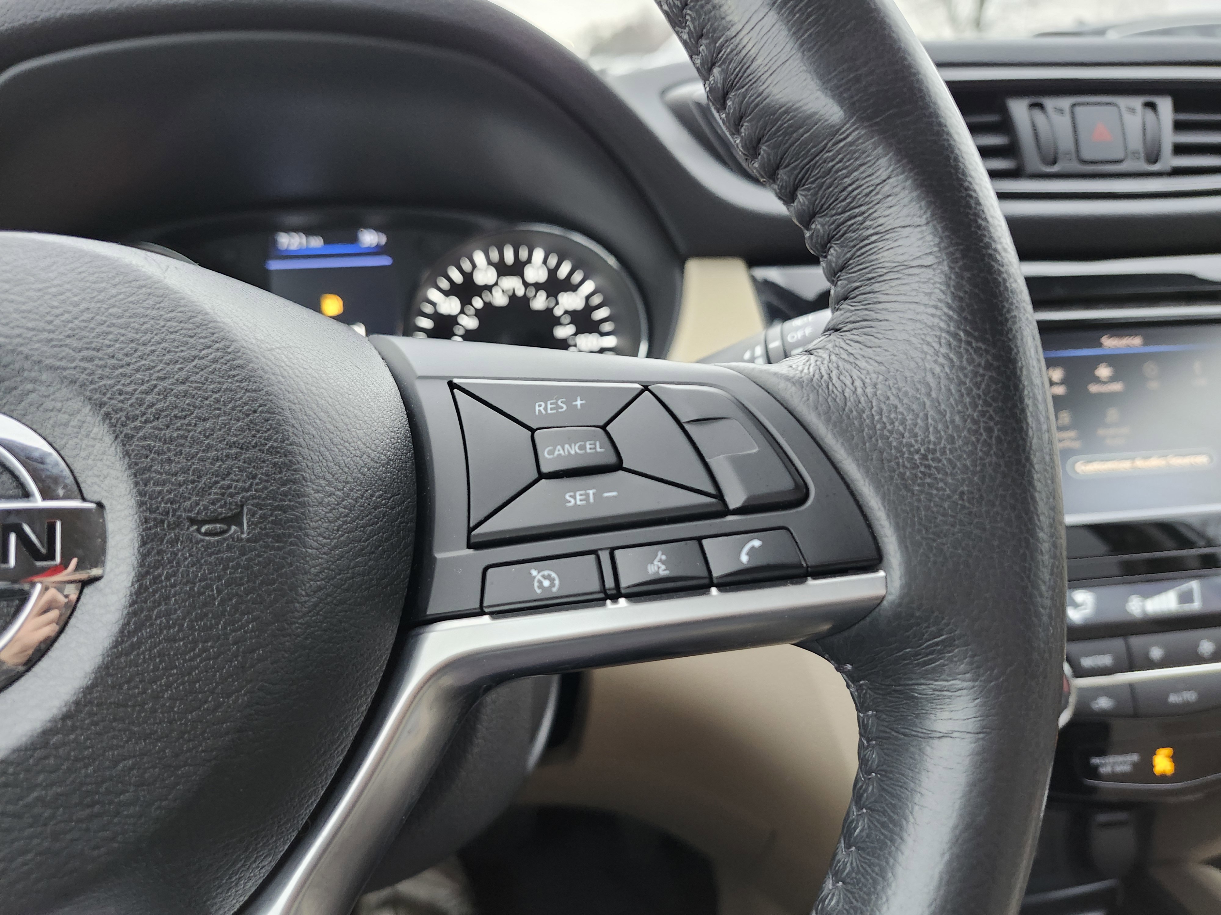 Used 2018 Nissan Rogue SV image 33