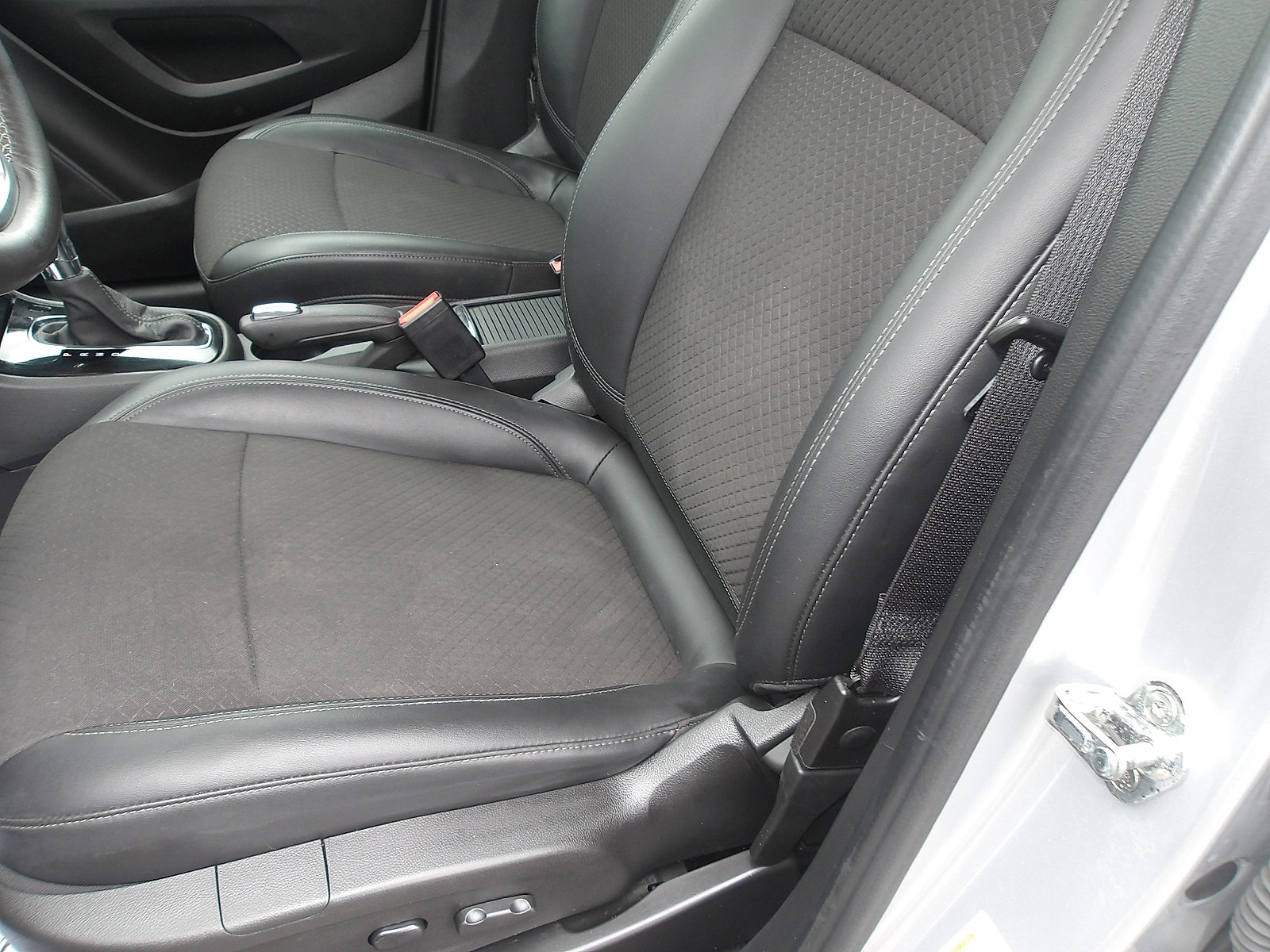 Used 2018 Buick Encore Sport Touring FWD image 12