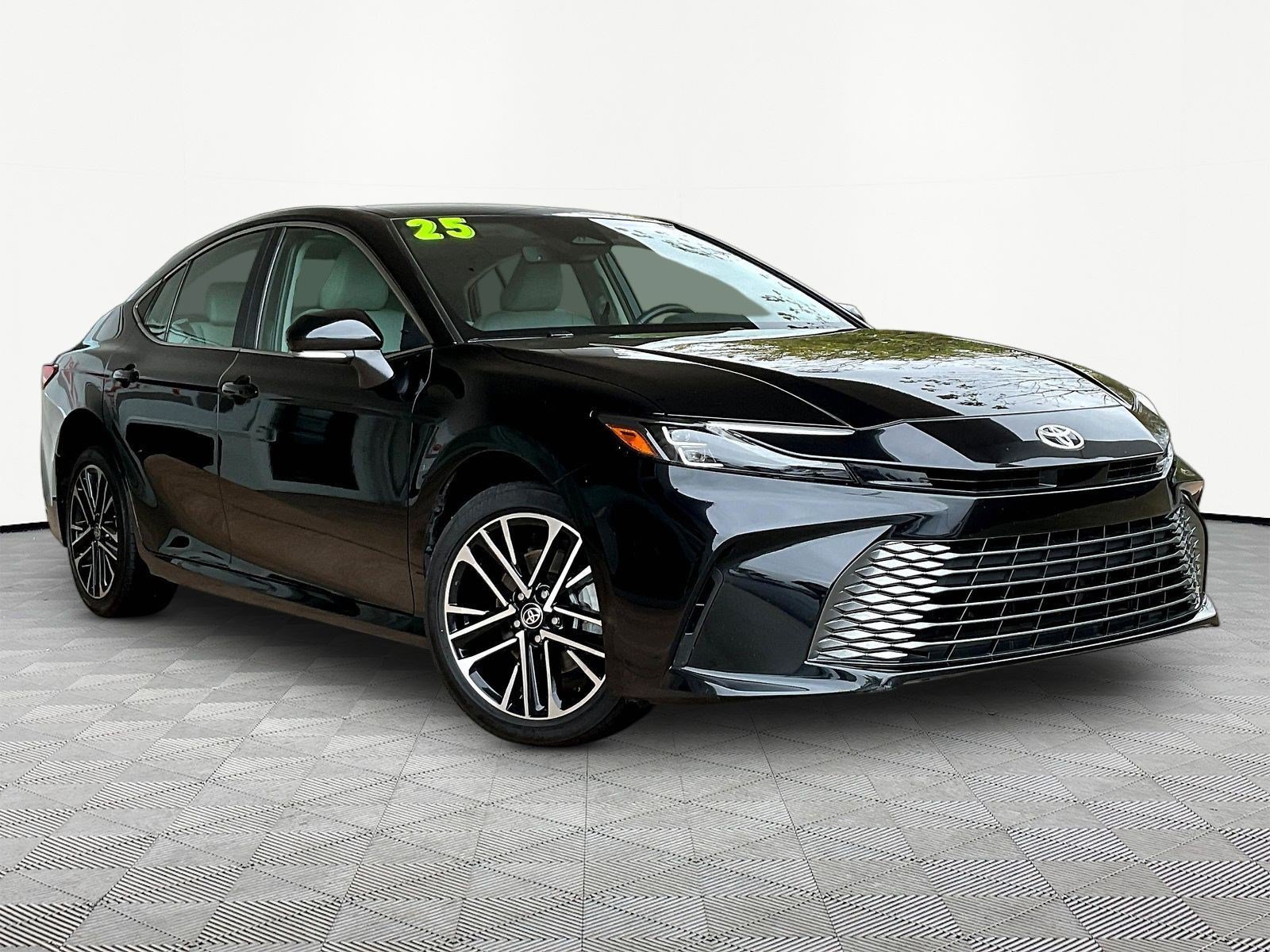 Used 2025 Toyota Camry XLE AWD/4WD image 3
