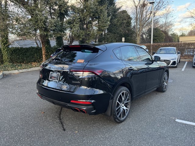 Used 2022 Maserati Levante Trofeo image 5