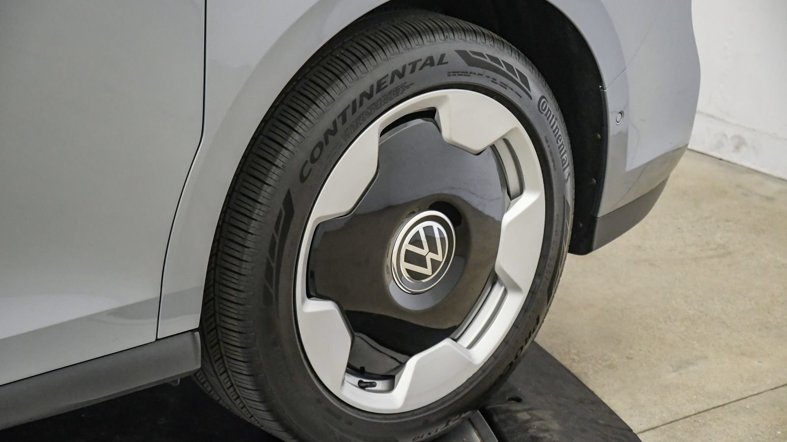 Used 2025 Volkswagen ID. Buzz Pro S RWD image 11