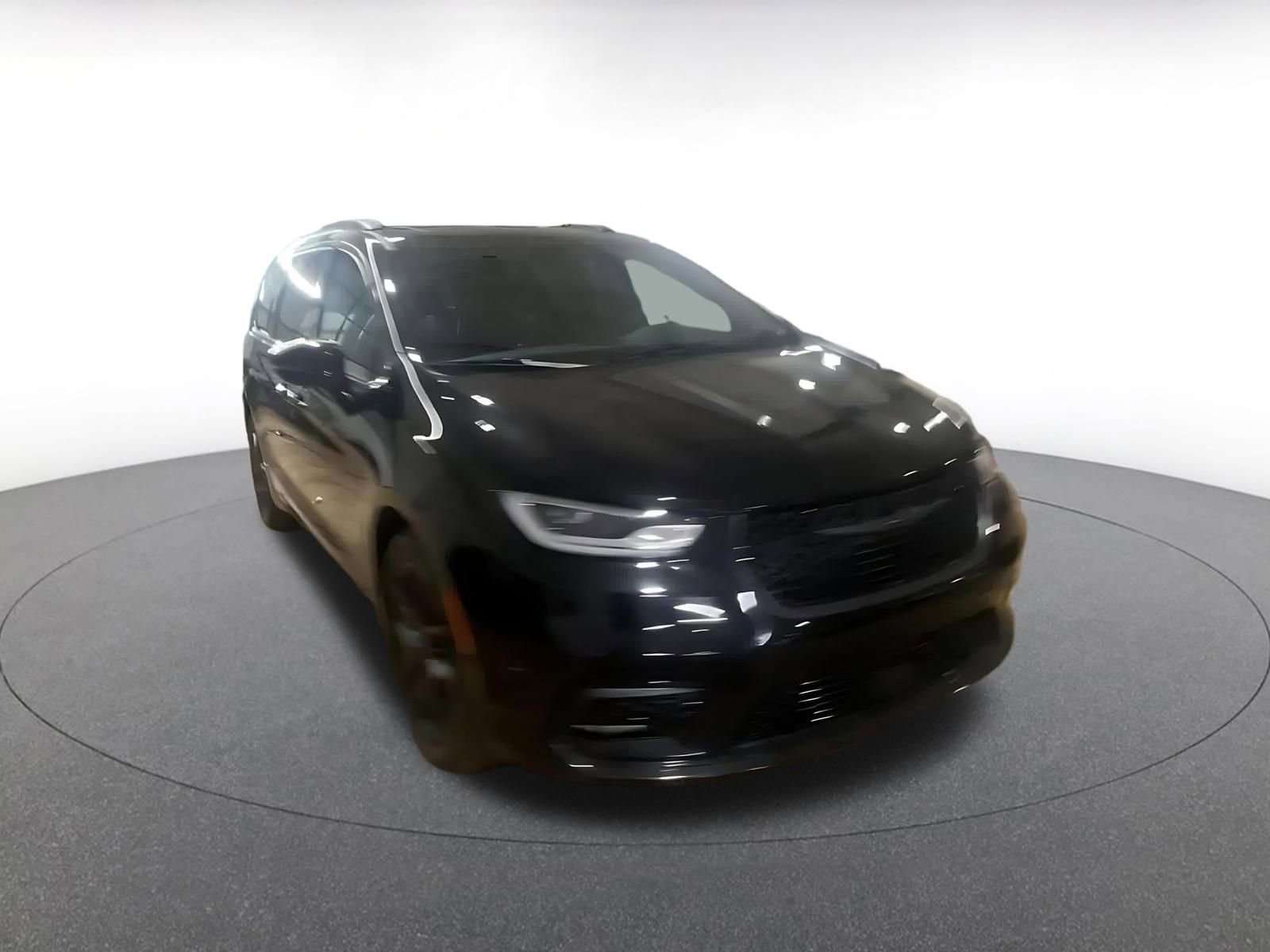 Used 2025 Chrysler Pacifica Limited image 3