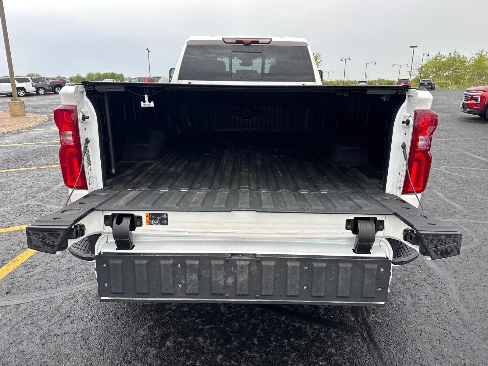 Used 2025 Chevrolet Silverado 3500 High Country w/ High Country Premium Package AWD/4WD image 4