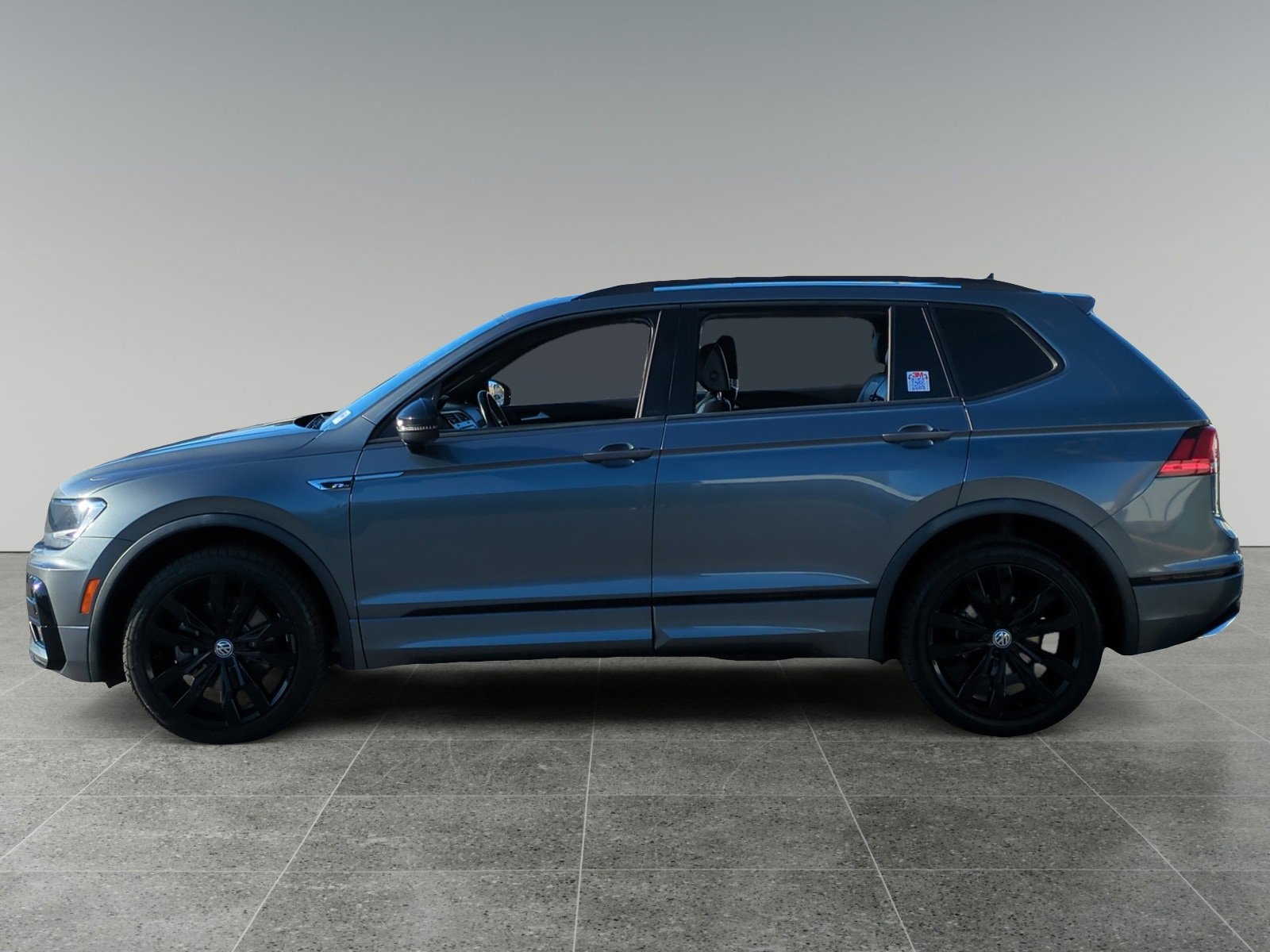 Used 2021 Volkswagen Tiguan SE R-Line image 2