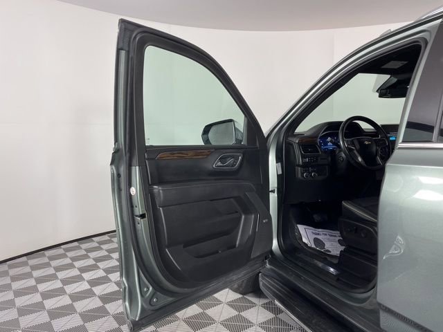 Used 2023 Chevrolet Suburban Premier image 16