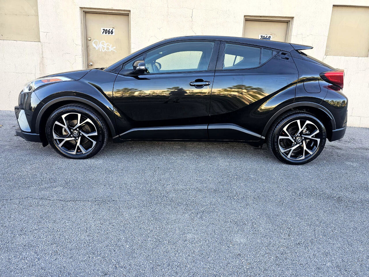Used 2019 Toyota C-HR Limited image 5