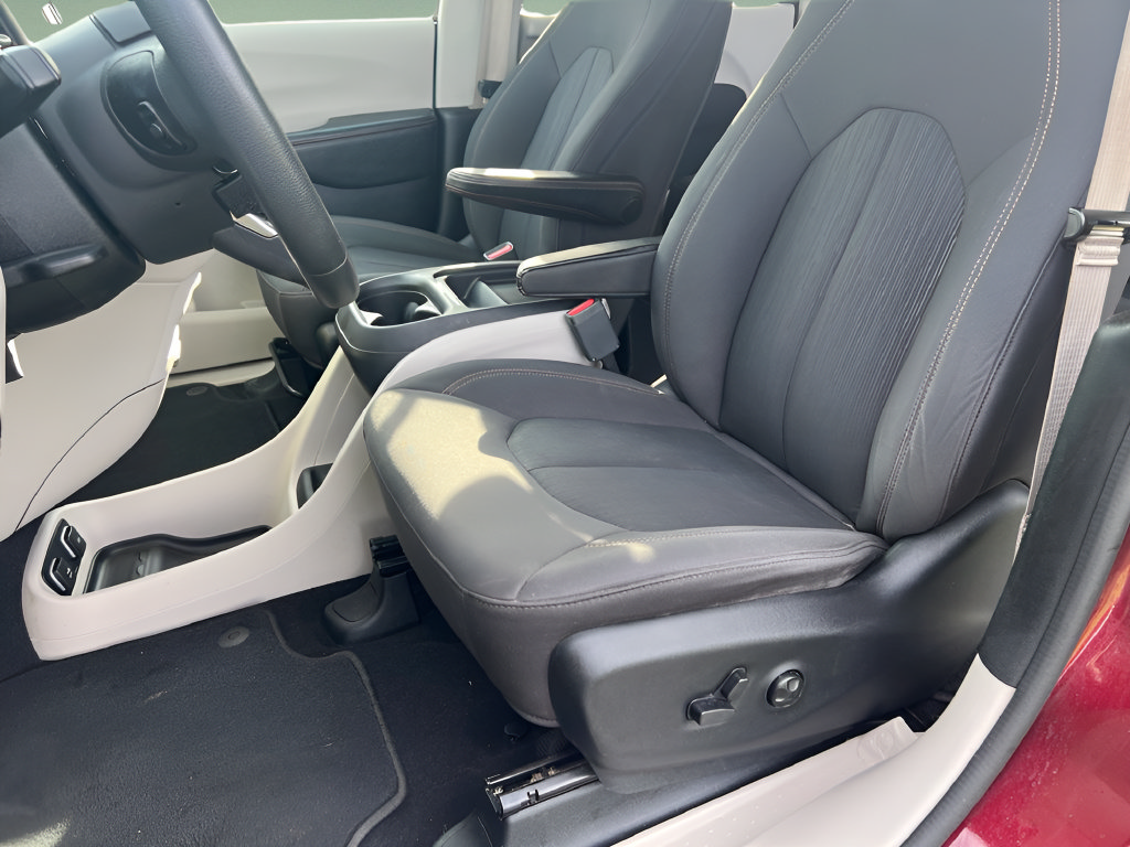 Used 2018 Chrysler Pacifica Touring Plus w/ Tire & Wheel Group FWD image 15