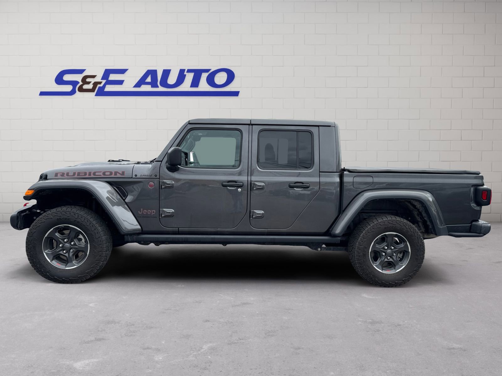 Used 2023 Jeep Gladiator Rubicon w/ Dual Top Group AWD/4WD image 2