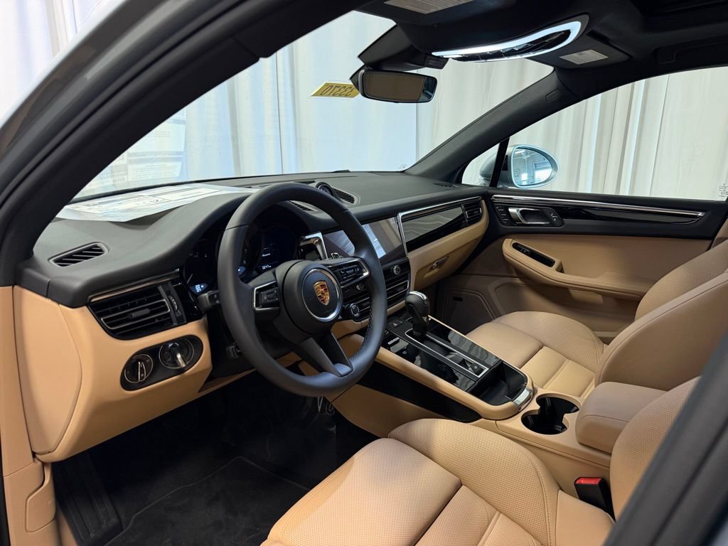 Certified 2026 Porsche Macan AWD/4WD image 4