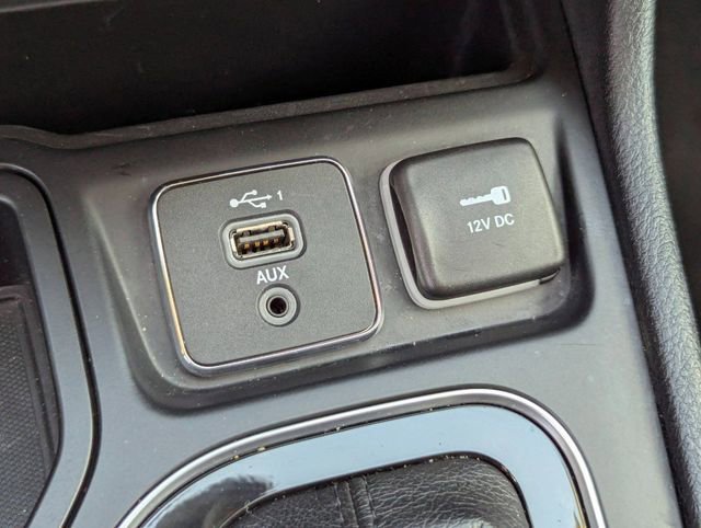 Used 2019 Jeep Cherokee Limited w/ Technology Group FWD image 34