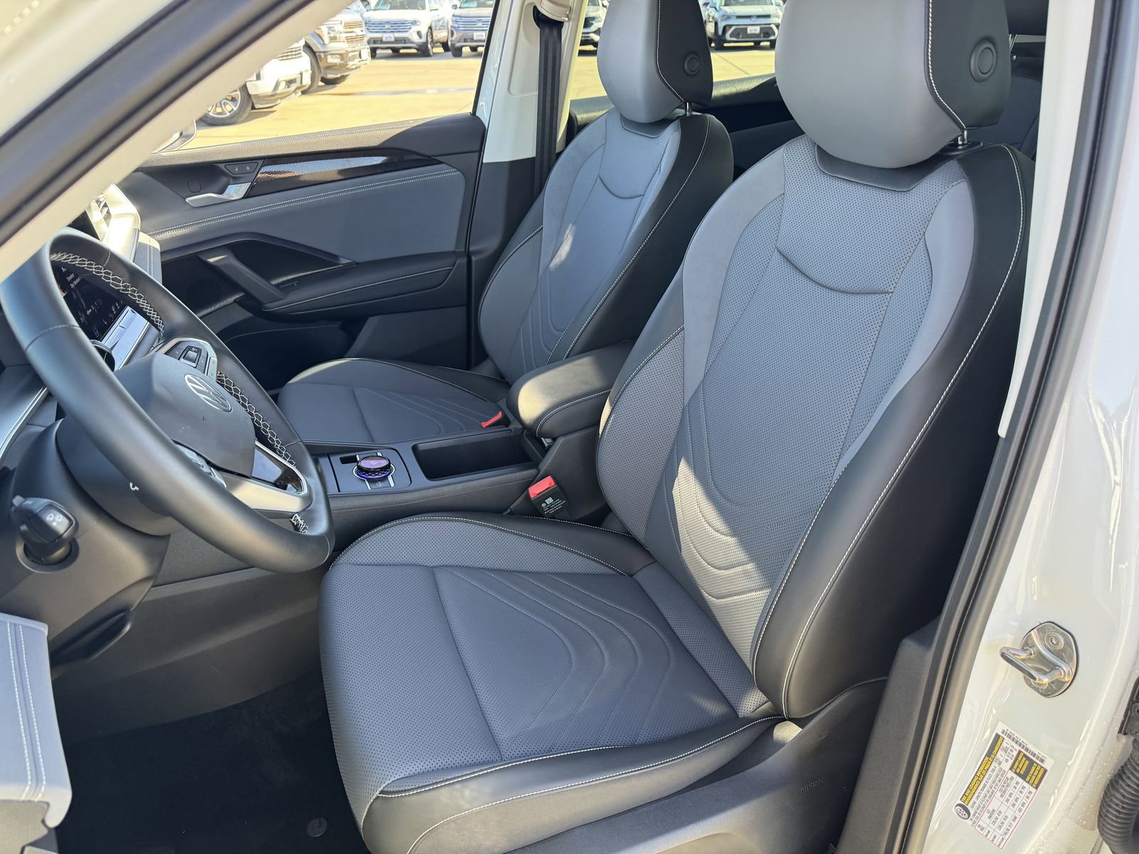 Used 2025 Volkswagen Tiguan SE image 21