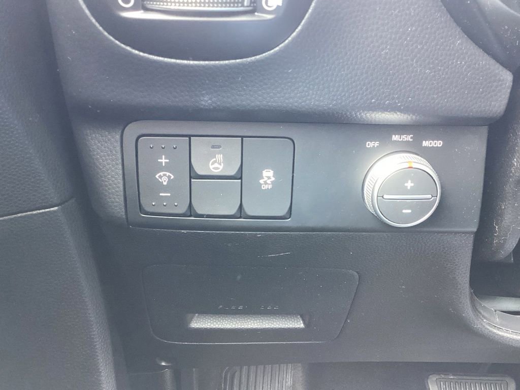 Used 2015 Kia Soul + w/ Primo Package FWD image 28