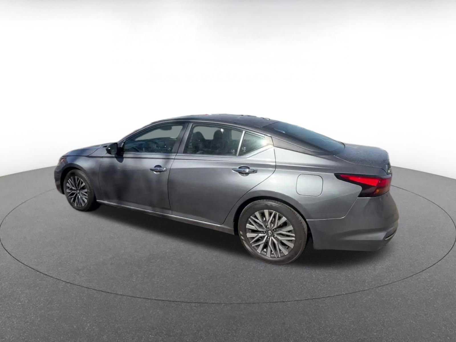 Used 2025 Nissan Altima 2.5 SV FWD image 10