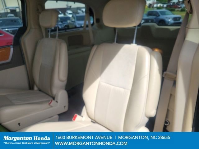 Used 2010 Chrysler Town & Country Limited image 13