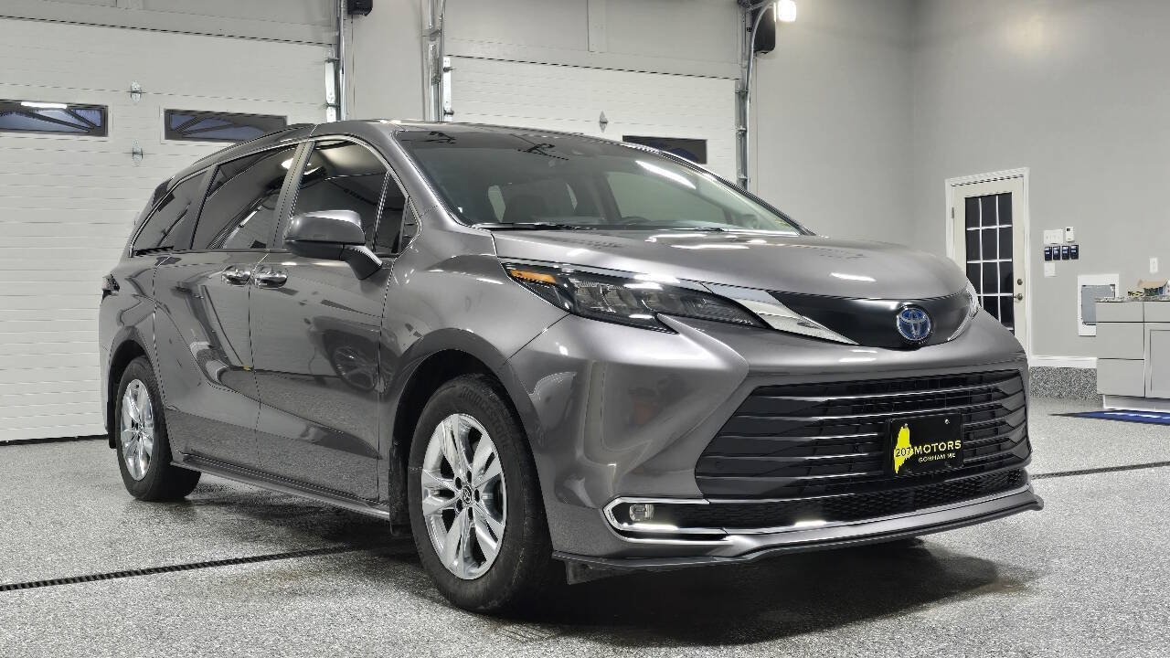 Used 2024 Toyota Sienna XLE w/ XLE Plus Package AWD/4WD image 2