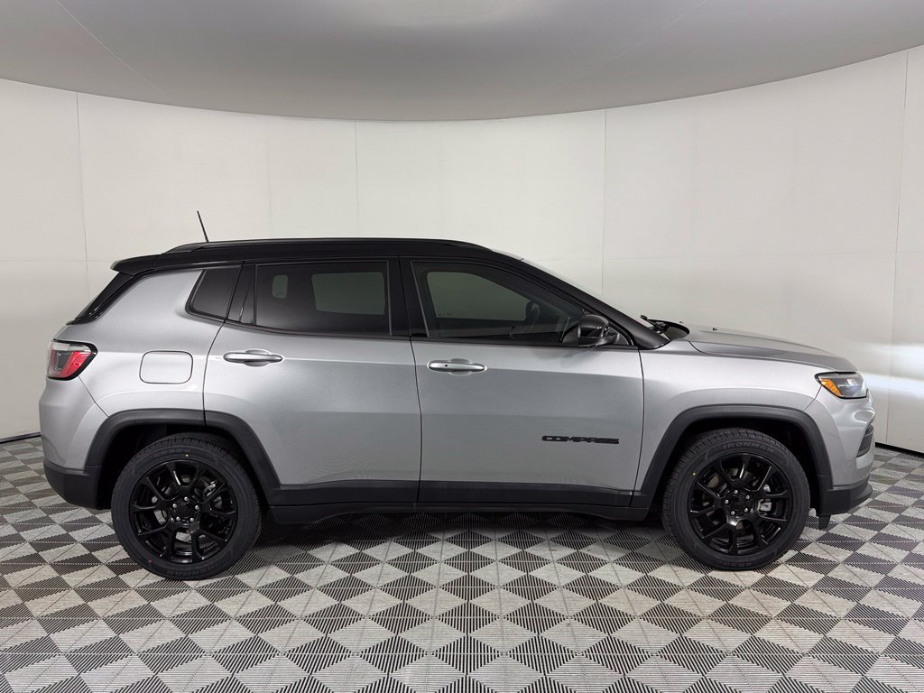 Used 2022 Jeep Compass Latitude w/ Convenience Group FWD image 5