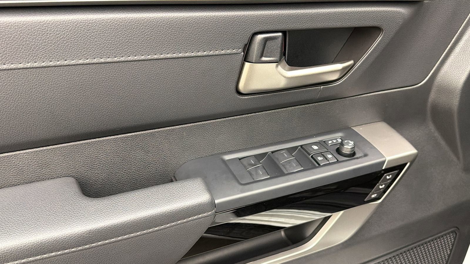 Used 2025 Toyota Tundra Limited image 30