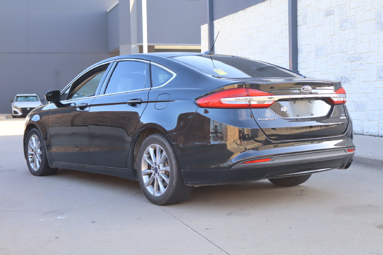 Used 2017 Ford Fusion SE w/ Fusion SE Technology Package FWD image 3