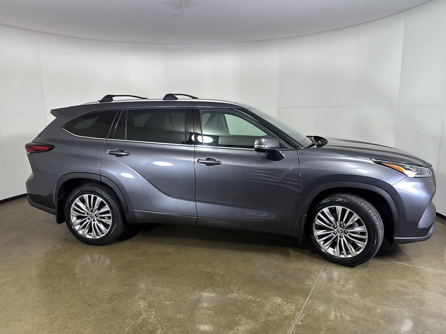 Used 2024 Toyota Highlander Platinum AWD/4WD image 7