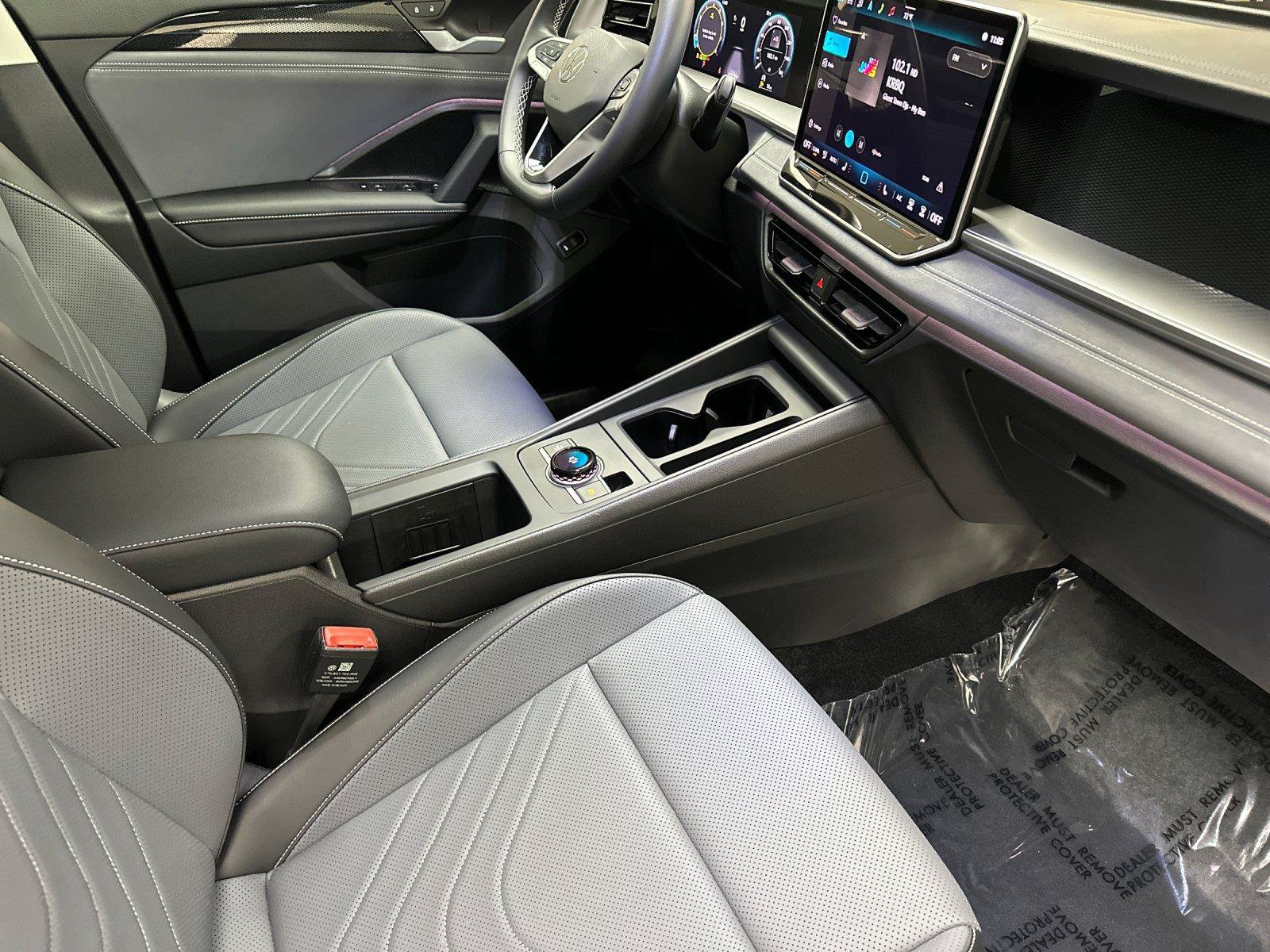 Used 2025 Volkswagen Tiguan SE w/ Panoramic Sunroof Package FWD image 15