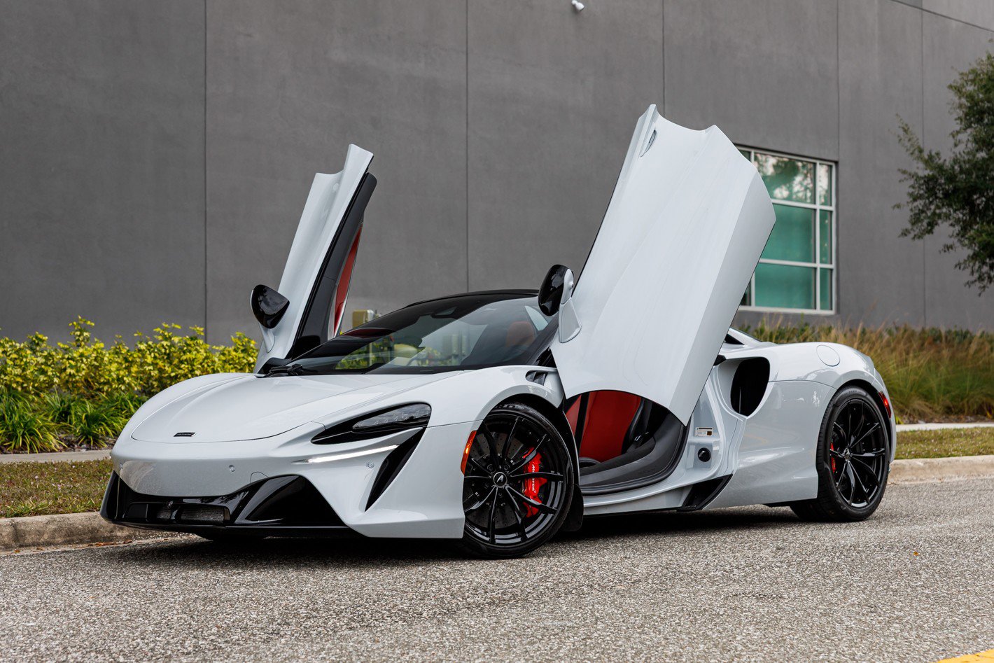 Used 2025 McLaren Artura Spider image 23