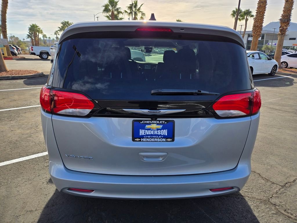 Used 2023 Chrysler Voyager LX image 5