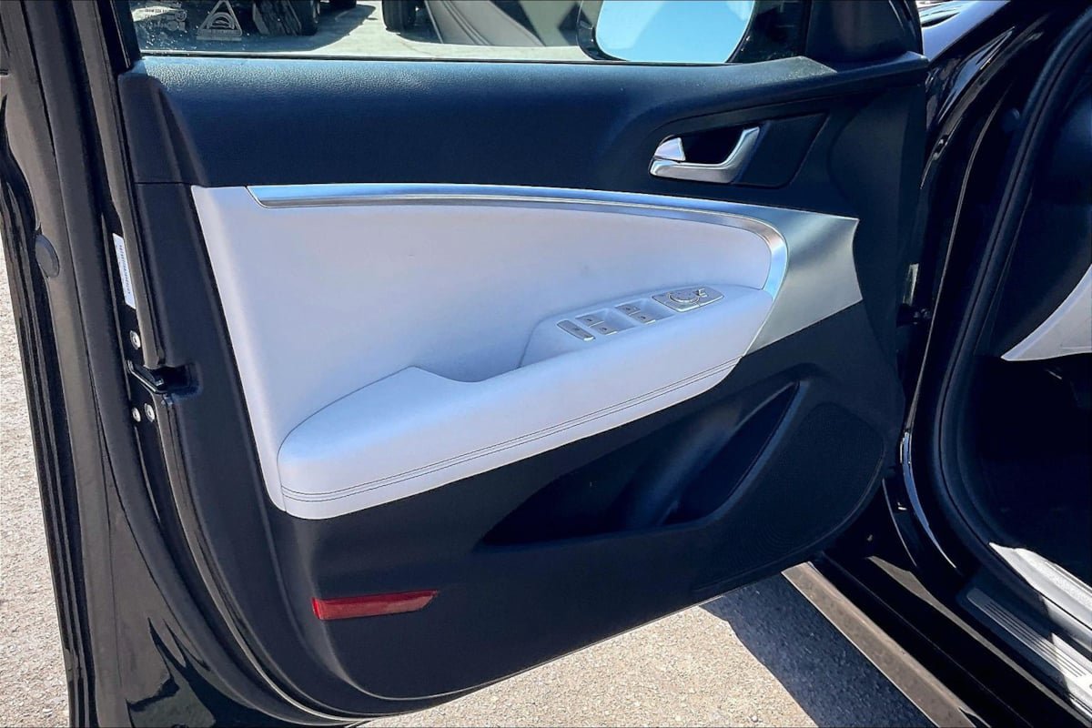 Used 2025 Genesis G70 2.5T RWD image 20